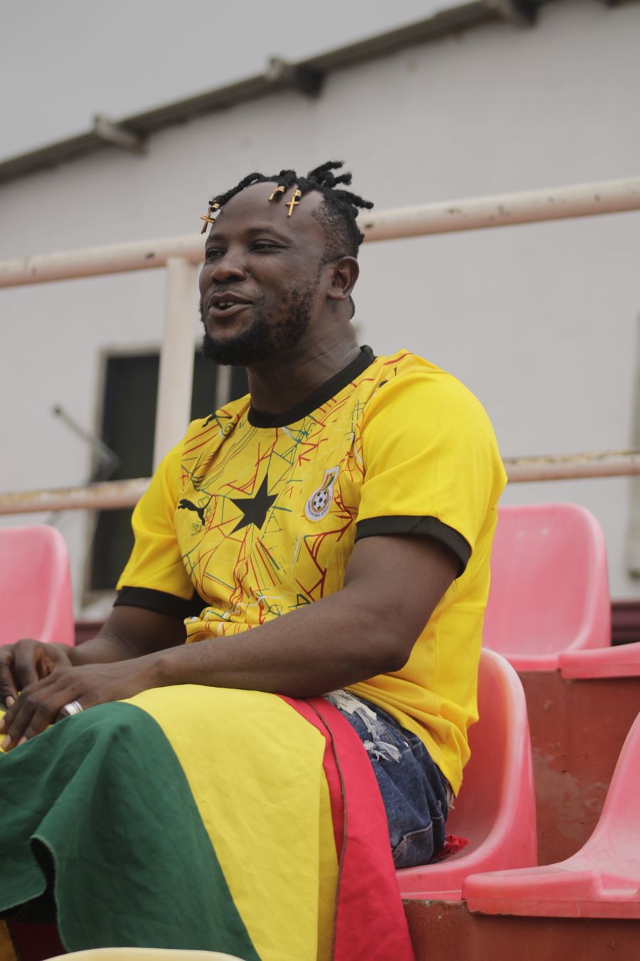 Fan wearing the Ghana Β· Men's kit